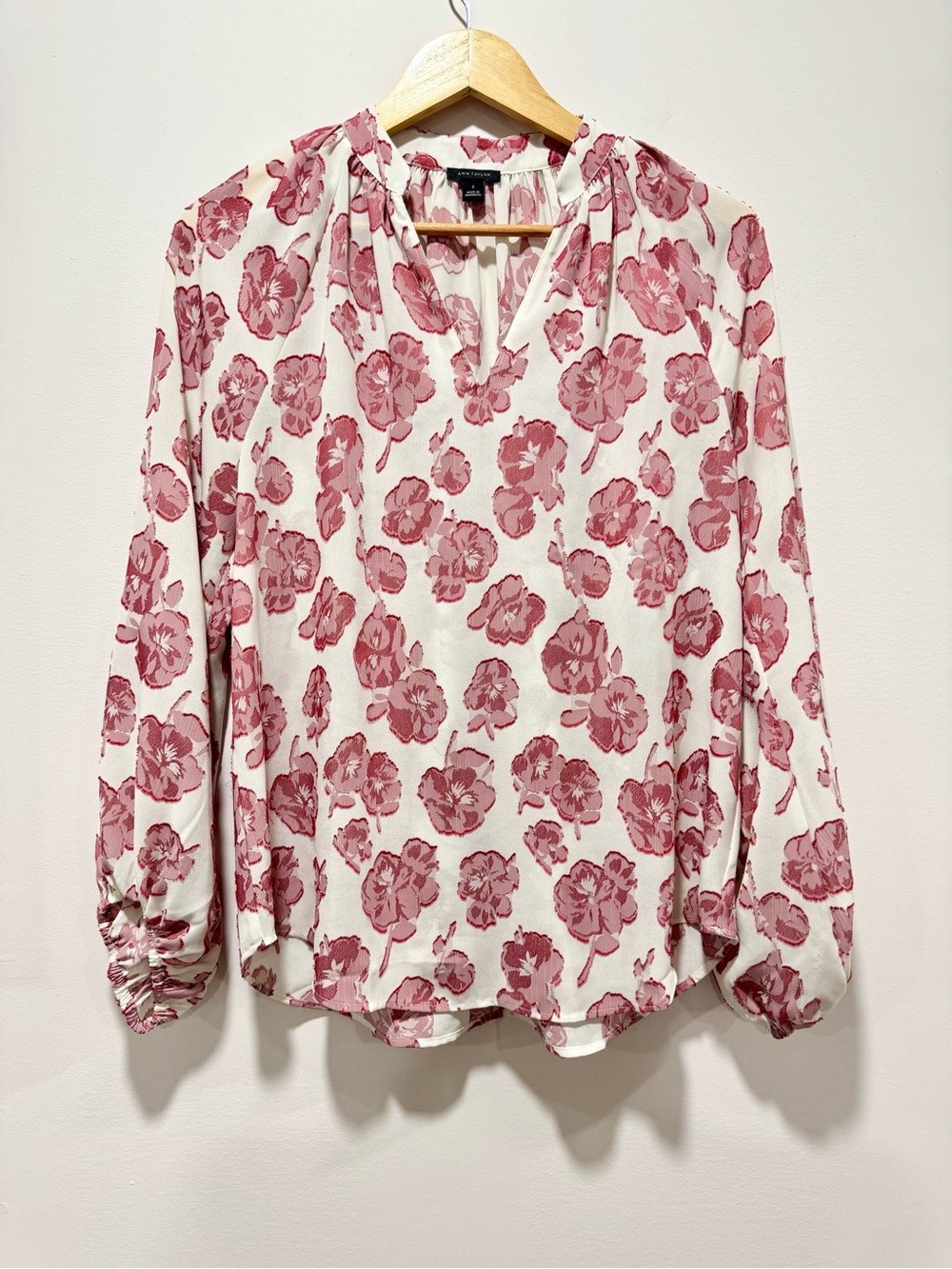 Ann Taylor Winter Floral Shirred Blouse Ivory Pink V Neck Long Sleeve Size S